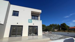 VODICE, novogradnja, dvojček, vrt 166 m2, mirna lokacija, S2