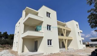 VODICE, novogradnja, pritličje, vrt 133 m2, mirna lokacija