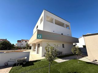 VODICE, nova, samostojna hiša, 3 apartmaji, bazen, vrt, 650 m od plaže
