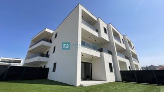 VODICE, novogradnja, dvoetažno stanovanje, vrt 35 m2, S3