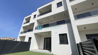 VODICE, novogradnja, dvoetažno stanovanje, vrt 35 m2, S3