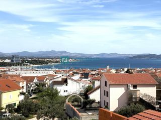 VODICE, novo, 1. nadstropje + strešna terasa 85 m2, panoramski pogled na morje, shramba, 2 parkirni mesti