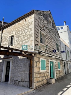 VODICE - Kamnita hiša v centru, pritlični poslovni prostor