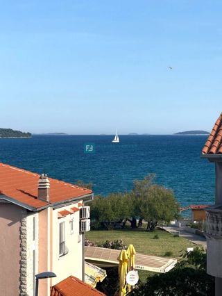 VODICE, novo, vrhunska lokacija, 50 m do plaže, pogled na morje, dvigalo, 3 spalnice