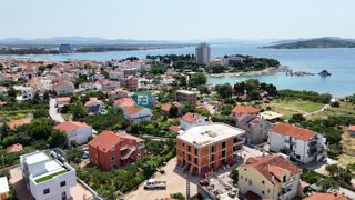 VODICE, novo, vrhunska lokacija, 50 m do plaže, pogled na morje, dvigalo, 3 spalnice