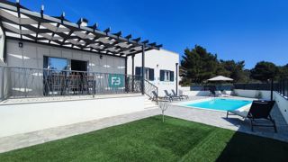 VODICE, nova, opremljena samostojna hiša, bazen, dvorišče, strešna terasa, klet