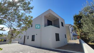 VODICE, novogradnja, pritličje, vrt, mirna okolica