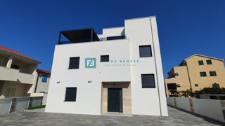 SRIMA, nova, dvojček, 300 m do plaže, pogled na morje, S1