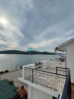 TISNO, 1. vrsta do morja, samostojna hiša, atraktivna lokacija