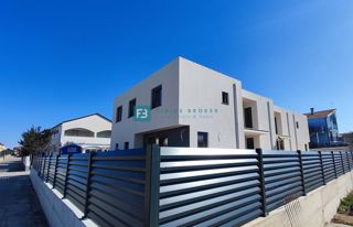 VODICE, nova, pravkar dokončana, moderna hiša, dvorišče, 2 parkirni mesti