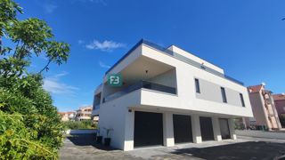 SRIMA, novogradnja, 2. nad., 270 m do plaže, terasa 110 m2, garaža