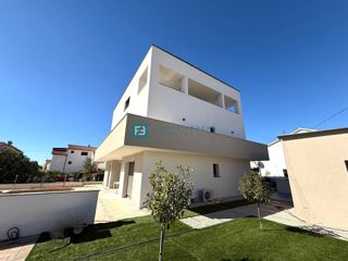 VODICE, moderno stanovanje, 2 spalnici, terasa, 700 m do plaže