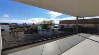 TRIBUNJ, novogradnja, 1. nadstropje, 350 m od morja, 3 spalnice, terasa