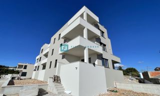 VODICE, novogradnja, pritličje z vrtom, dvigalo, shramba