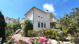 VODICE, opremljena samostojna hiša, 3 ločena stanovanja, vrt, garaža