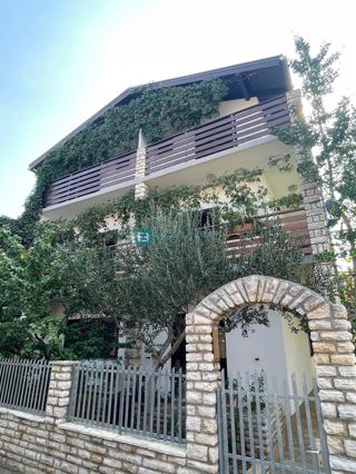 VODICE, stanovanjska hiša, 650 m od plaže, garaža, vrt