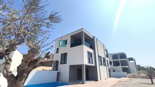 VODICE, nova, moderna hiša dvojček, panoramski pogled na morje, bazen, vrt