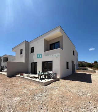 VODICE, novogradnja, dvojček, vrt 166 m2, mirna lokacija, S2