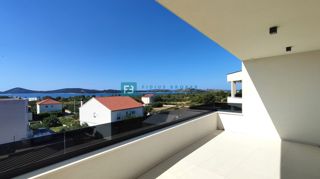 VODICE, novogradnja, 2. nadstropje, 400 m od plaže, pogled na more