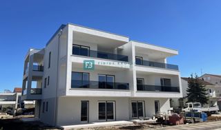 VODICE, novogradnja, pritličje, vrt 73 m2, 650 m do plaže