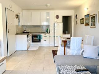 VODICE, vrhunska lokacija, širši center, 150 m do plaže, opremljeno stanovanje