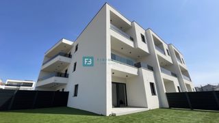 VODICE, novogradnja, dvoetažno stanovanje, vrt 98 m2