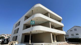 VODICE, novo, vrhunska lokacija, 50 m do plaže, pogled na morje, dvigalo