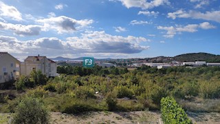 VODICE, opremljena hiša dvojček z dvoriščem, pogled na morje, mirna lokacija