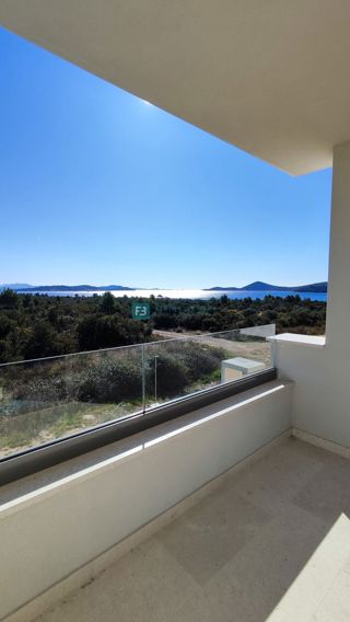 TRIBUNJ, novo, 1. nadstropje, 400 m do plaže, pogled na morje