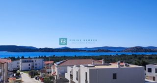 VODICE, novogradnja, dvojček, pogled na morje, bazen, vrt