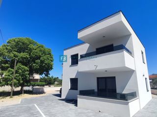 VODICE, novo, pravkar dokončano, 1. nadstropje, shramba, 2 parkirni mesti