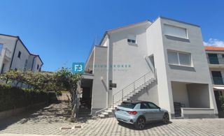 VODICE, samostojna hiša, 430 m do plaže, 5 apartmajev