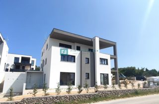 VODICE, novogradnja, pogled na morje, dvorišče 245 m2, 600 m do plaže