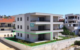 VODICE, novogradnja, 300 m od plaže, pritličje, vrt 134 m2