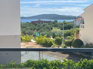 VODICE, novo, moderno stanovanje, 400 m od morja, vrt 144 m2