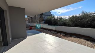 TRIBUNJ, novogradnja, pritličje, 350 m od morja, vrt 121 m2