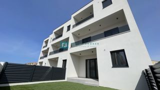 VODICE, novogradnja, dvonadstropno stanovanje, vrt 40 m2, S4