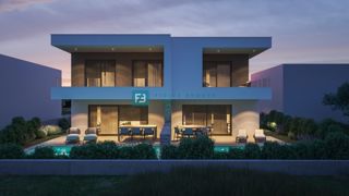 VODICE, novogradnja, pol samostojna hiša, bazen, dvorišče, 2 parkirni mesti