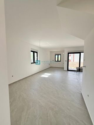 VODICE, novogradnja, dvonadstropno stanovanje, vrt 40 m2, S4