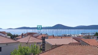 VODICE, novo, 2. nadstropje + strešna terasa, dvigalo, 250 m do obale, panoramski pogled na morje