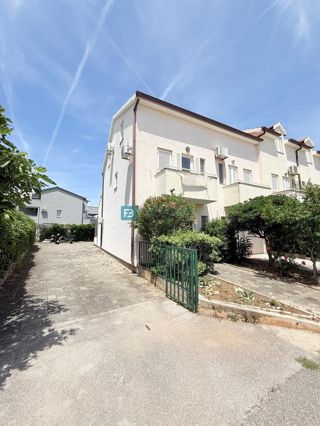 SRIMA, opremljena vrstna hiša, 450 m do plaže, dvorišče