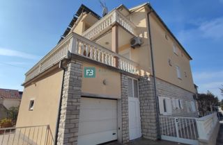 VODICE, vrhunska lokacija, apartmajska hiša, 350 m od plaže, garaža