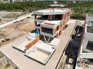 VODICE, novogradnja, dvonadstropno luksuzno stanovanje, bazen, vrt 145 m2