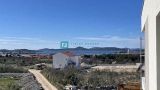 VODICE, novogradnja, 2. nadstropje, pogled na morje, 3 spalnice, 2 parkirni mesti