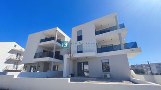 VODICE, novo, 400 m do morja, luksuzno stanovanje, pritličje + vrt, S3