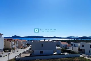 VODICE, nova, moderna hiša dvojček, panoramski pogled na morje, bazen, vrt, S2