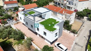 VODICE, novogradnja, 200 m do plaže, pogled na morje, strešna terasa