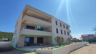 TRIBUNJ, novogradnja, pritličje + vrt 50 m2, 500 m do morja