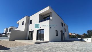VODICE, novogradnja, dvojček, vrt 166 m2, mirna lokacija, S2