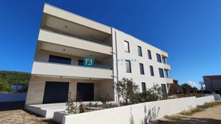 TRIBUNJ, novogradnja, pritličje + vrt 50 m2, 500 m do morja